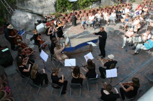 Solidaritetskonsert i bakgården til Fredshuset i Risør 2009