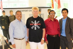 Checkpoint Charlie og Berlinmuren symboliserer håpet om at murer skal falle også i Myanmar 
. Fra v: Dr Kem Thang, Helga Arntzen, U Bung Kone og Jonathan Thang.