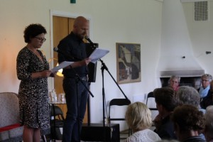 Hind Helene Røynesdal og Gunstein Bakke var velformulerte og innsiktsfulle konferansierer på Landeskogen Litteraturfest sist i juli.